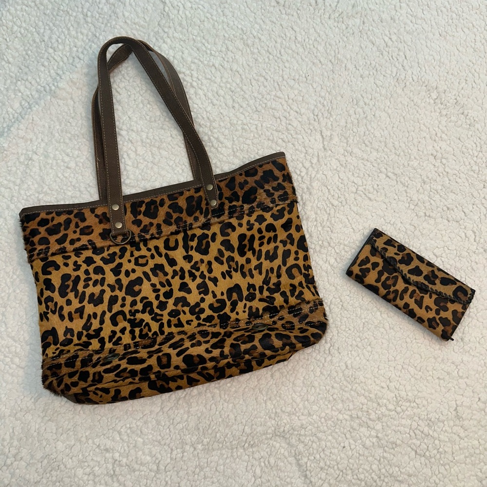 Beautiful leopard print Myra tote set!